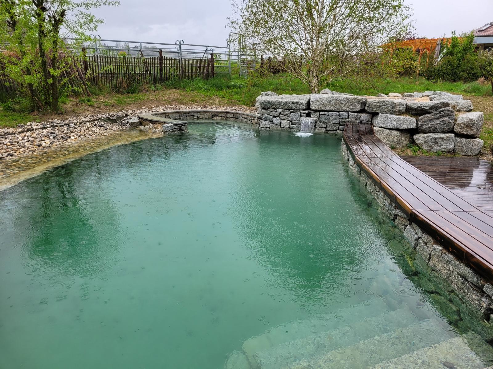 Naturpool mit Naturstein
